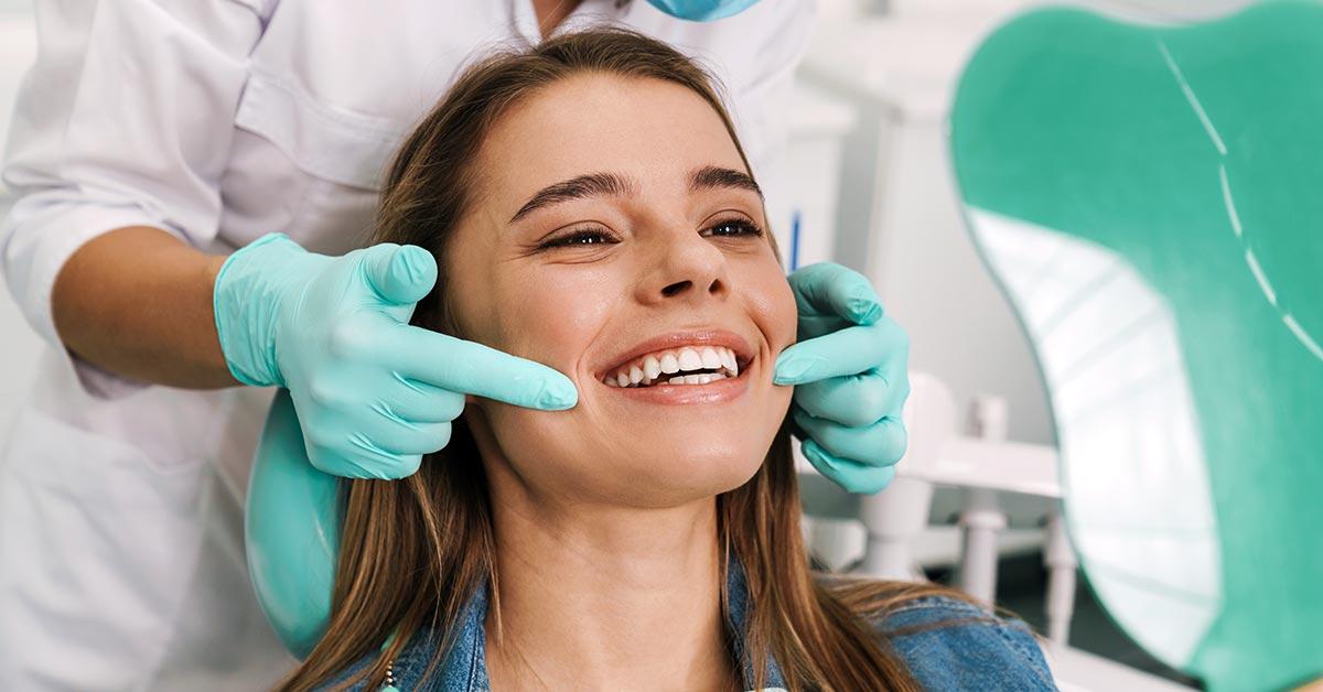 Mujer en dentista ver tratamientos estética dental