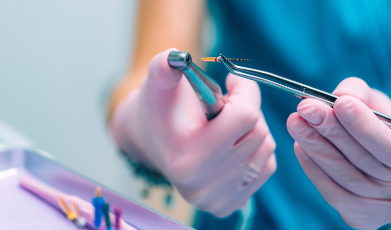 Odontóloga en procedimiento de endodoncia