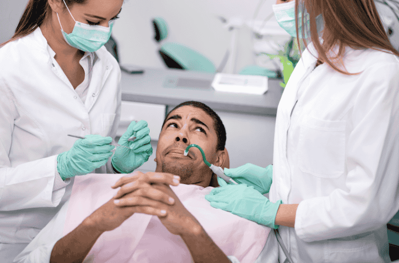 Paciente con miedo en una clínica dental