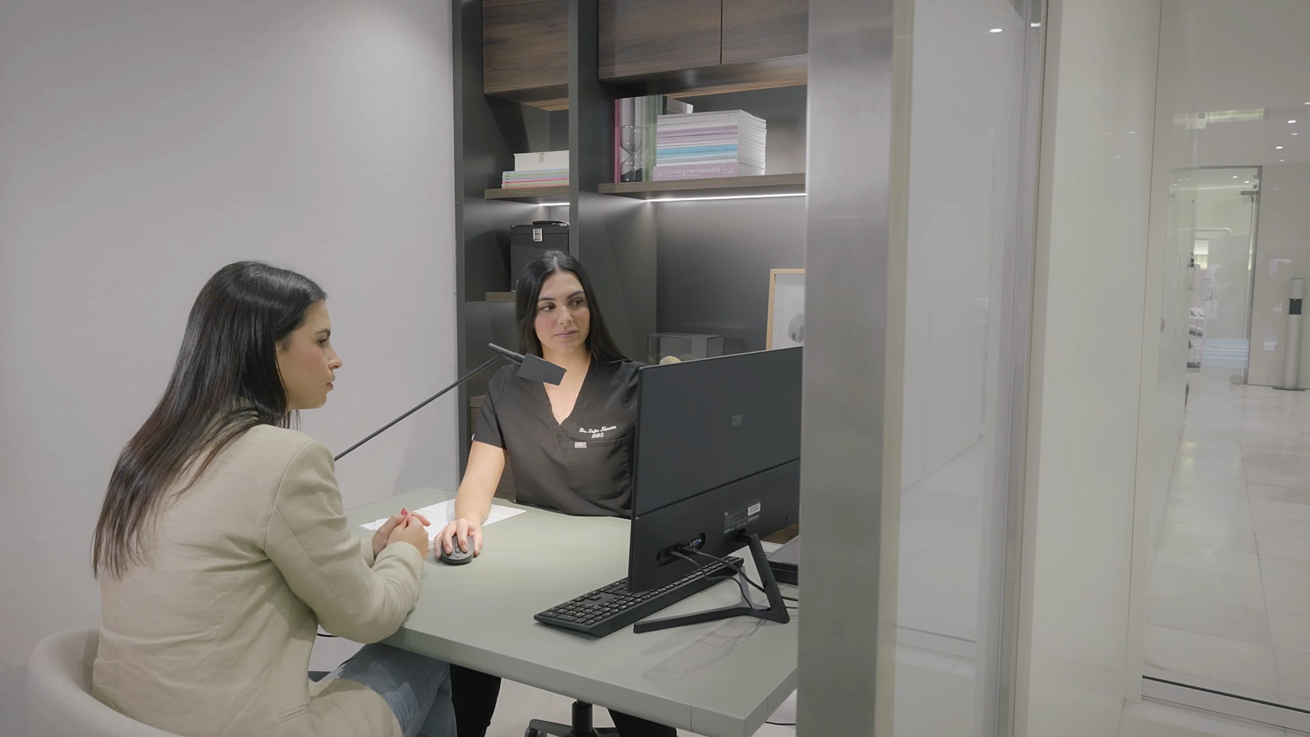 paciente y doctora en despacho