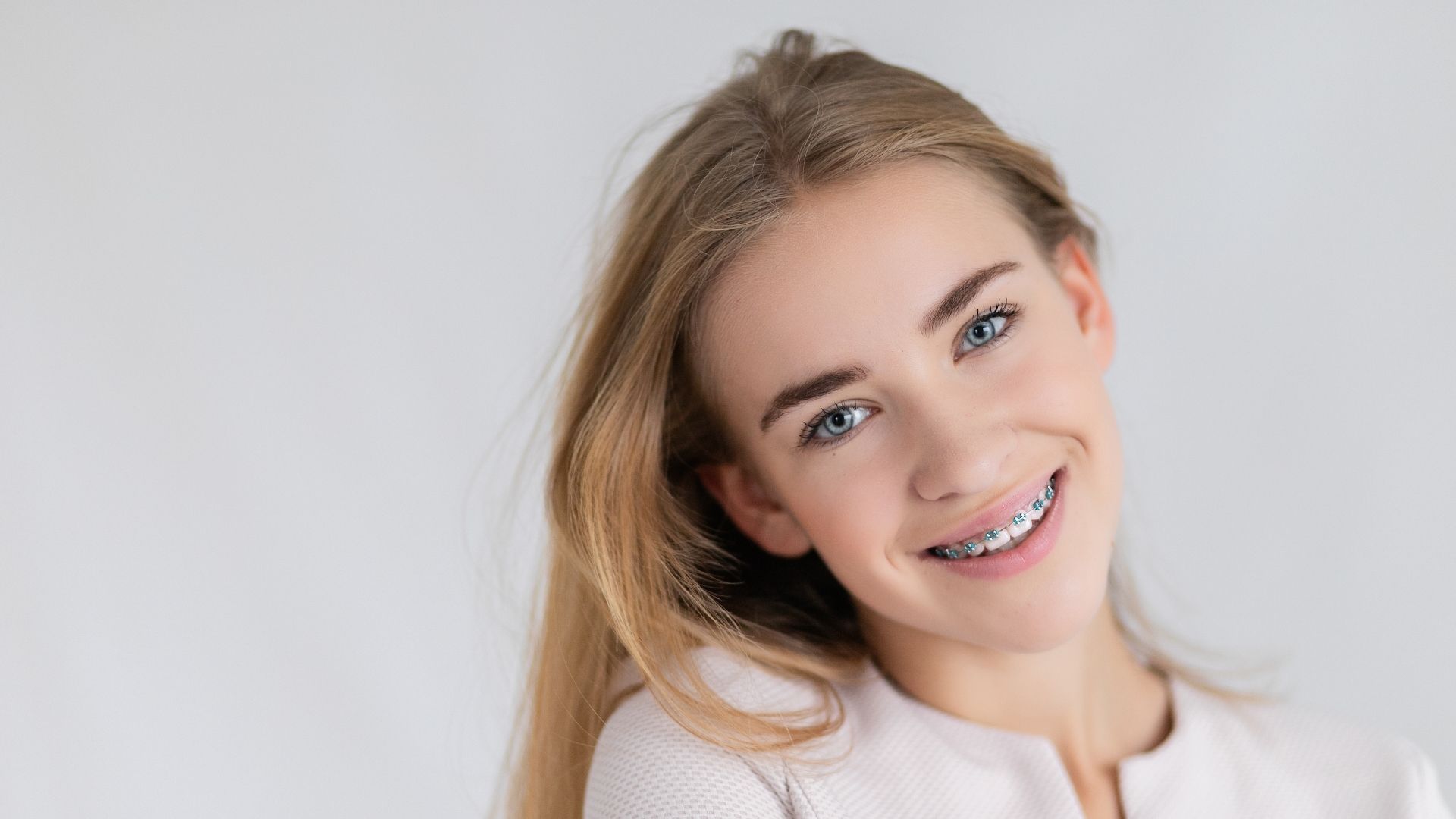chica con brackets estéticos